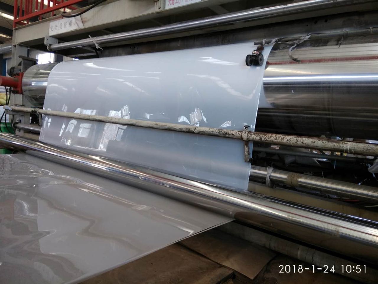  光面土工膜、糙面土工膜都由吹塑法完成