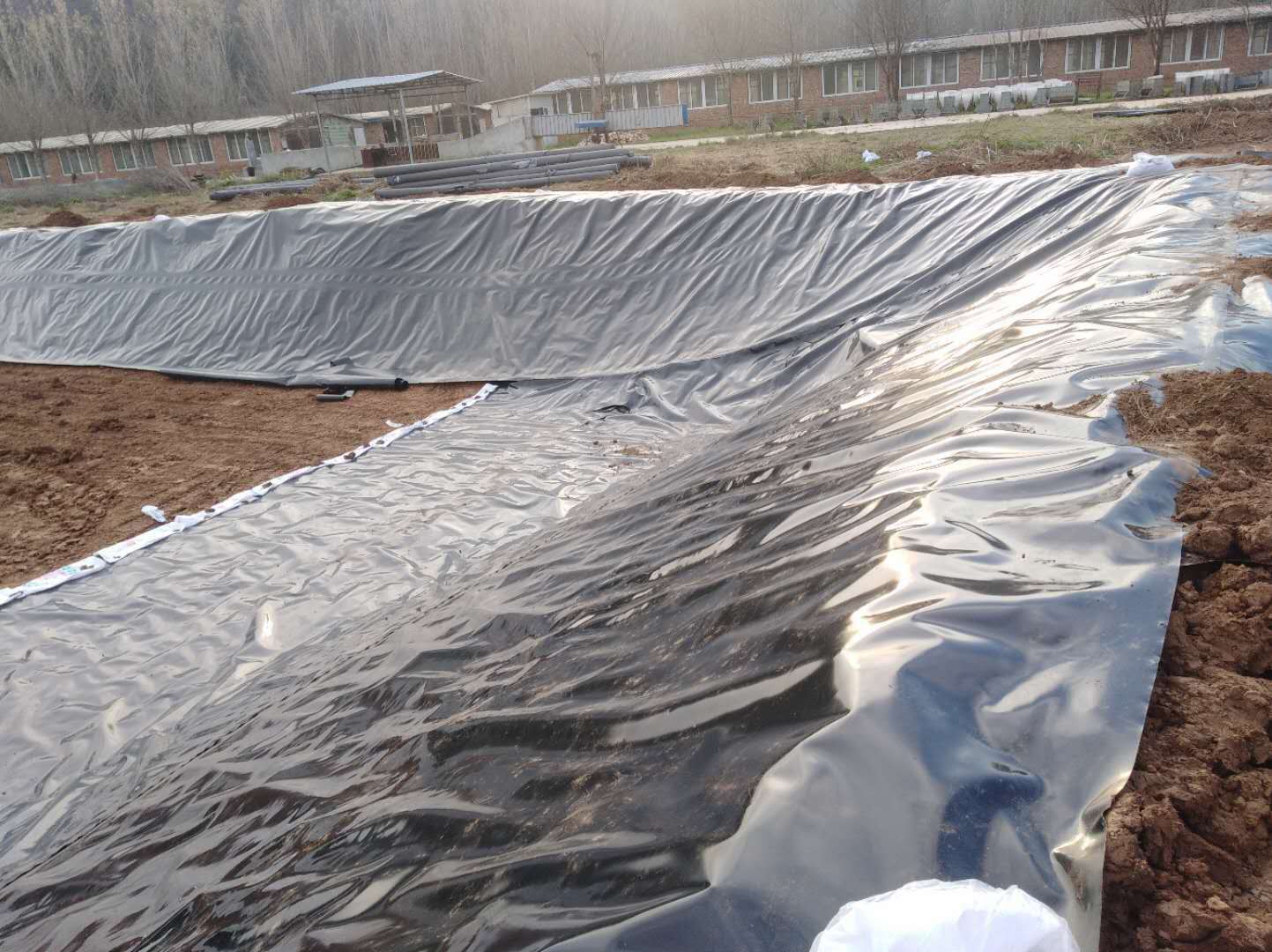 土工膜養殖如何設置防逃設施？